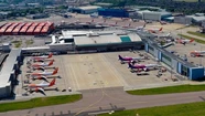 La ola de calor derrite una pista de aterrizaje en Reino Unido y obliga a cancelar varios vuelos