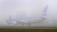 La intensa niebla provocó inconvenientes en los principales aeropuertos. 