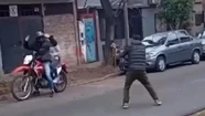 Video: un policía les apuntó a la cabeza a dos motochorros