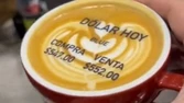 Una cafetería imprime la cotización del dólar en el café y es furor en redes