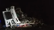 Un camión volcó horas antes y a pocos kilómetros del trágico accidente del micro