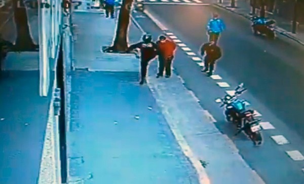 Video Policía Porteño Le Pegó Una Patada En El Pecho A Un Hombre Y Lo