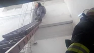 Falló un andamio y un obrero quedó colgado del segundo piso del rectorado de la Universidad de Mar del Plata