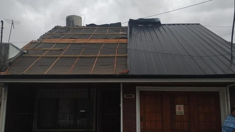 El fuerte viento dejó a una casa del barrio San José con la mitad del techo