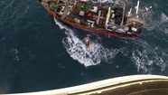 Desde un helicóptero de Prefectura se descendió una canasta sanitaria e izó al tripulante. Foto: Prefectura Naval Argentina