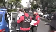 Buenos Aires: esposaron y detuvieron a un hombre por querer atravesar un piquete