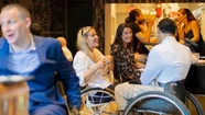 Locales gastronómicos deberán ofrecer mesas accesibles para personas con discapacidad motriz