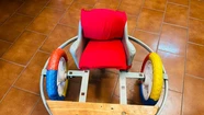 Internos construyen una silla de ruedas para un niño de 5 años