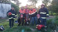 Bomberos rescatan a un perro que cayó 10 metros por un pozo ciego