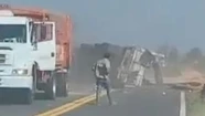 El camión impactó contra otro que venía por la mano contraria.
