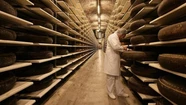 El hombre trabajaba en el almacén cuando quedó sepultado por los quesos. Foto ilustrativa Michael Buholzer, Reuters.