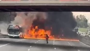 Video: impresionante incendio de un colectivo en la General Paz