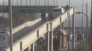 El conductor casi atropella a un hombre que caminaba por el puente peatonal. 