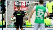 "Dibu" Martínez salió lesionado en la goleada de Aston Villa