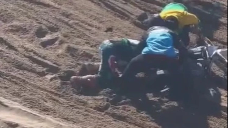 Video: competidor terminó con la cabeza en la rueda trasera de su moto Video: competidor terminó con la cabeza en la rueda trasera de su moto
