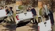 Dos hombres quedaron filmados mientras arrojaban al delincuente a la caja de un patrullero. 