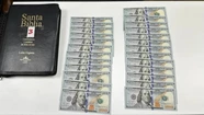 La Aduana descubrió 17 mil dólares escondidos dentro de Biblias que iban a ser enviadas a Estados Unidos