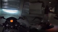 Un youtuber grabó el momento en el que dos ladrones armados le robaron la moto