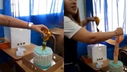 Una maestra recibió una "torta de billetes" de regalo y su reacción se volvió viral