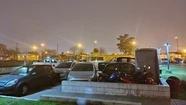 Los vecinos rodean las motos dentro del estacionamiento con otros autos, para evitar que se las roben. 