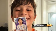 Mateo Messi feliz con la figurita de Lionel (Foto: Instagram @antonelaroccuzzo)