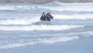Dos surfistas, uno de ellos guardavidas, ayudaron al joven a salir del agua.