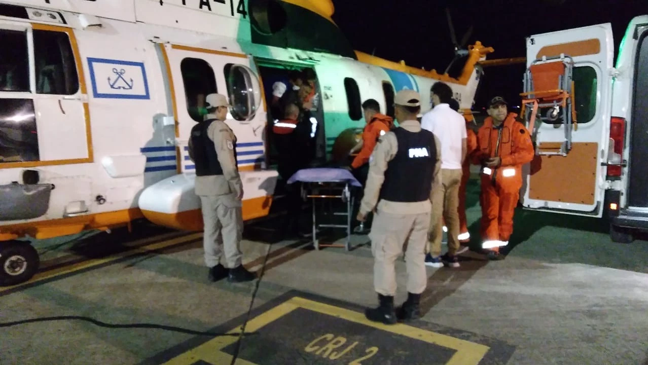 Video: Prefectura aeroevacuó de urgencia a un marinero por un posible caso  de apendicitis | 0223