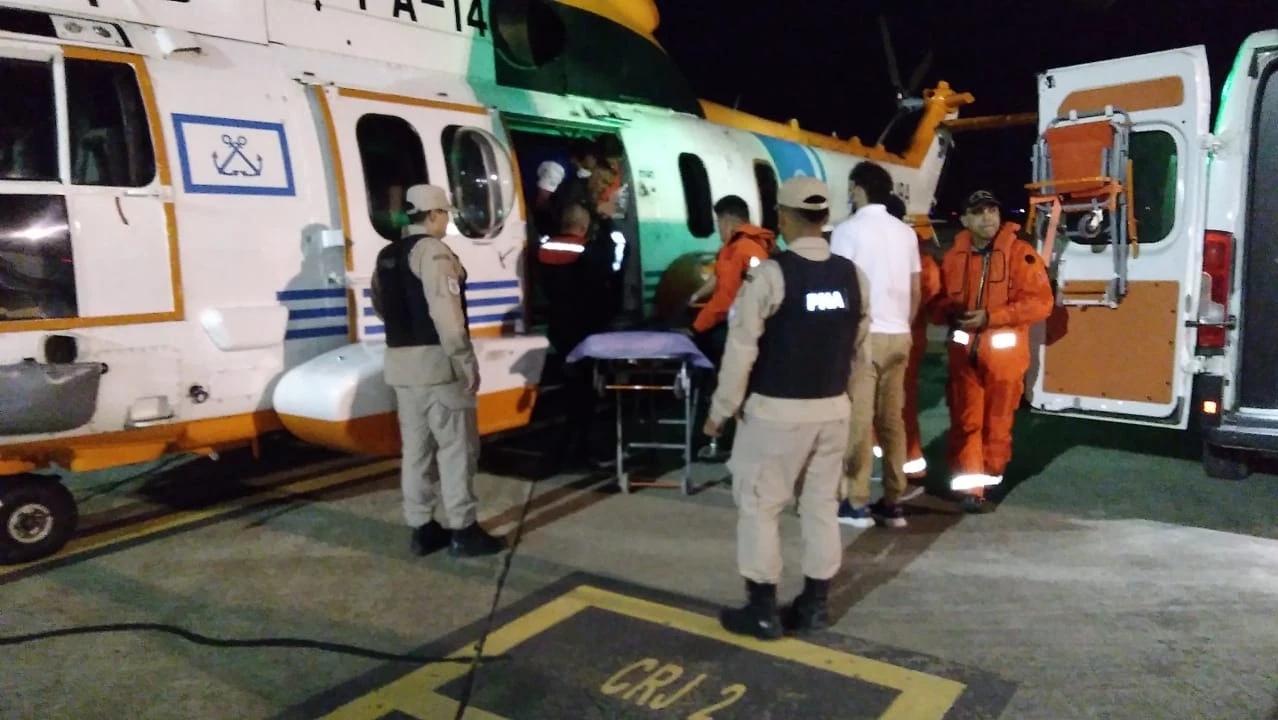 Video: Prefectura aeroevacuó de urgencia a un marinero por un posible caso de apendicitis | 0223