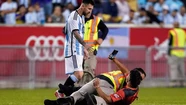 Videos: la insólita triple invasión de hinchas buscando a Messi y su reacción 
