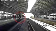 Video: un hombre cayó a las vías cuando pasaba el tren y se salvó de milagro