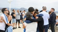 Familiares y allegados de los dos amigos desaparecidos se reunieron este domingo en la playa de Huelin. Foto: Carlos Guerrero para Málaga Hoy.