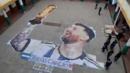 Messi es arte: el impresionante mural del astro argentino hecho con tapitas de gaseosa 