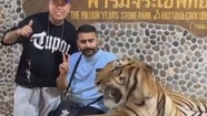 Los dos turistas posaban junto al tigre cuando se enfureció. 