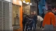 Sillas, botellas y piñas: feroz pelea en un bar de Mendoza entre empleados, clientes y la Policía