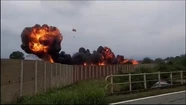 Estremecedor video: el momento en el que un avión militar se estrella y causa la muerte de una niña de 5 años