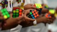 En menos de un segundo, un joven santiagueño armó un Rubik y batió un récord sudamericano