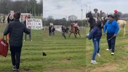 Activistas fueron a protestar a una jineteada contra el maltrato animal y los gauchos los atacaron a rebencazos