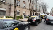 Taxistas vs Uber: choferes acampan frente a la municipalidad