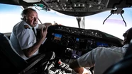 Enrique Piñeyro a bordo de su Boing 787. Foto cortesía Álvaro García, El País.