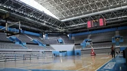 A horas del partido de Peñarol, el municipio prohíbe poner publicidad en el piso del Polideportivo