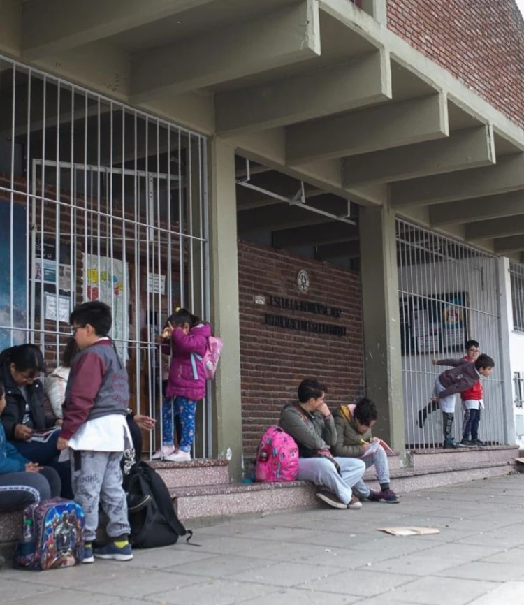 Auxiliares mantiene un paro en las escuelas municipales durante la jornada del viernes. Foto: 0223.
