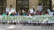 Integrantes de la Campaña por el Aborto Legal, Seguro y Gratuito realizaron una protesta frente al municipio. Foto: 0223.