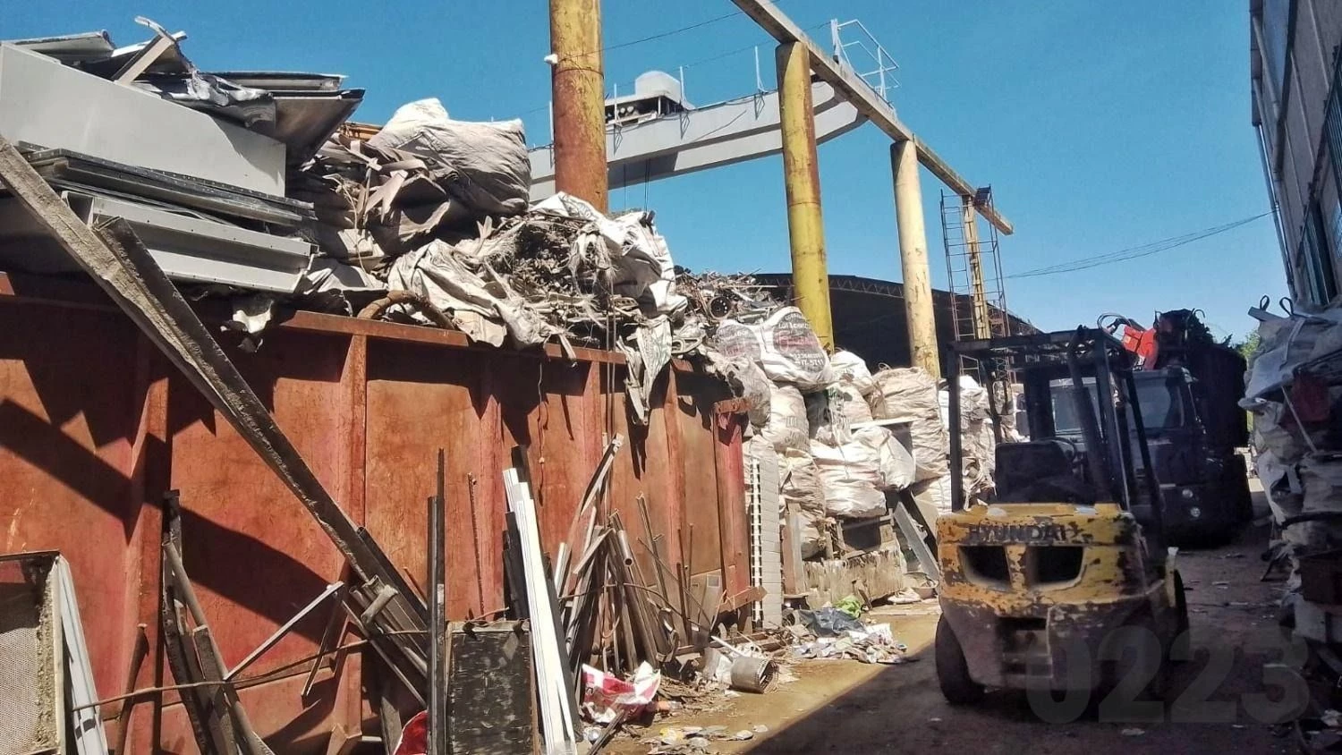 El robot se encuentra en un depósito de la empresa, que se dedica a reciclar materiales ferrosos, vidrios y metales. Foto:0223