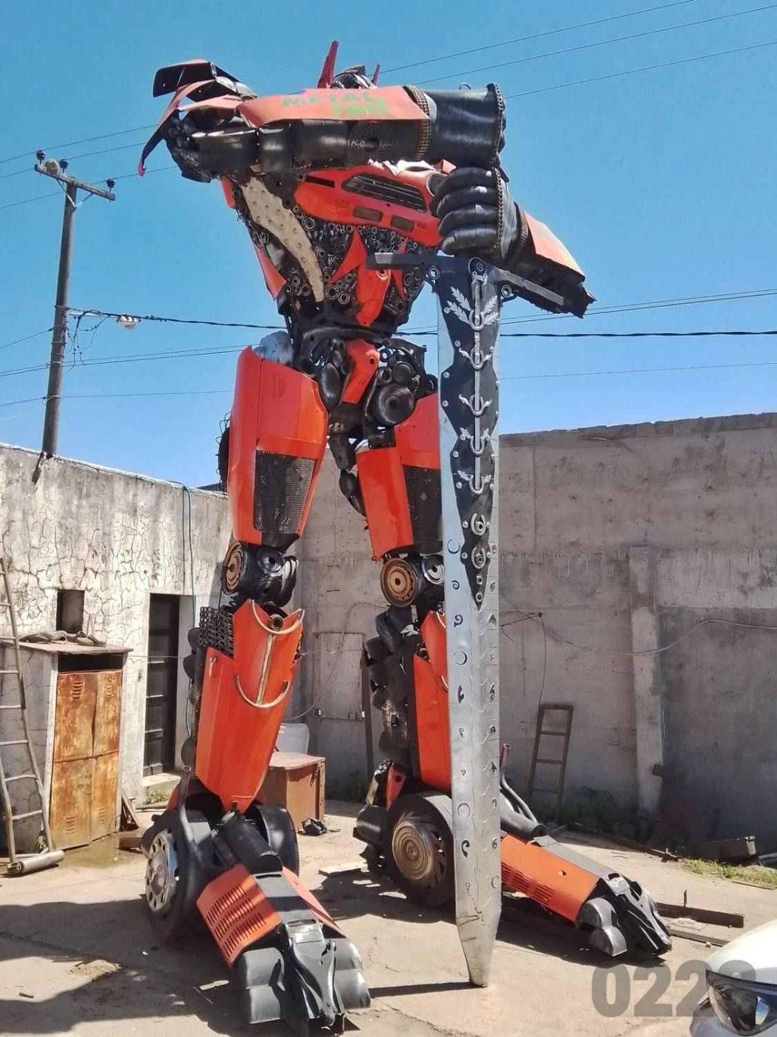 La figura construida con metales y restos de chatarra es una réplica de los Transformers. Foto:0223