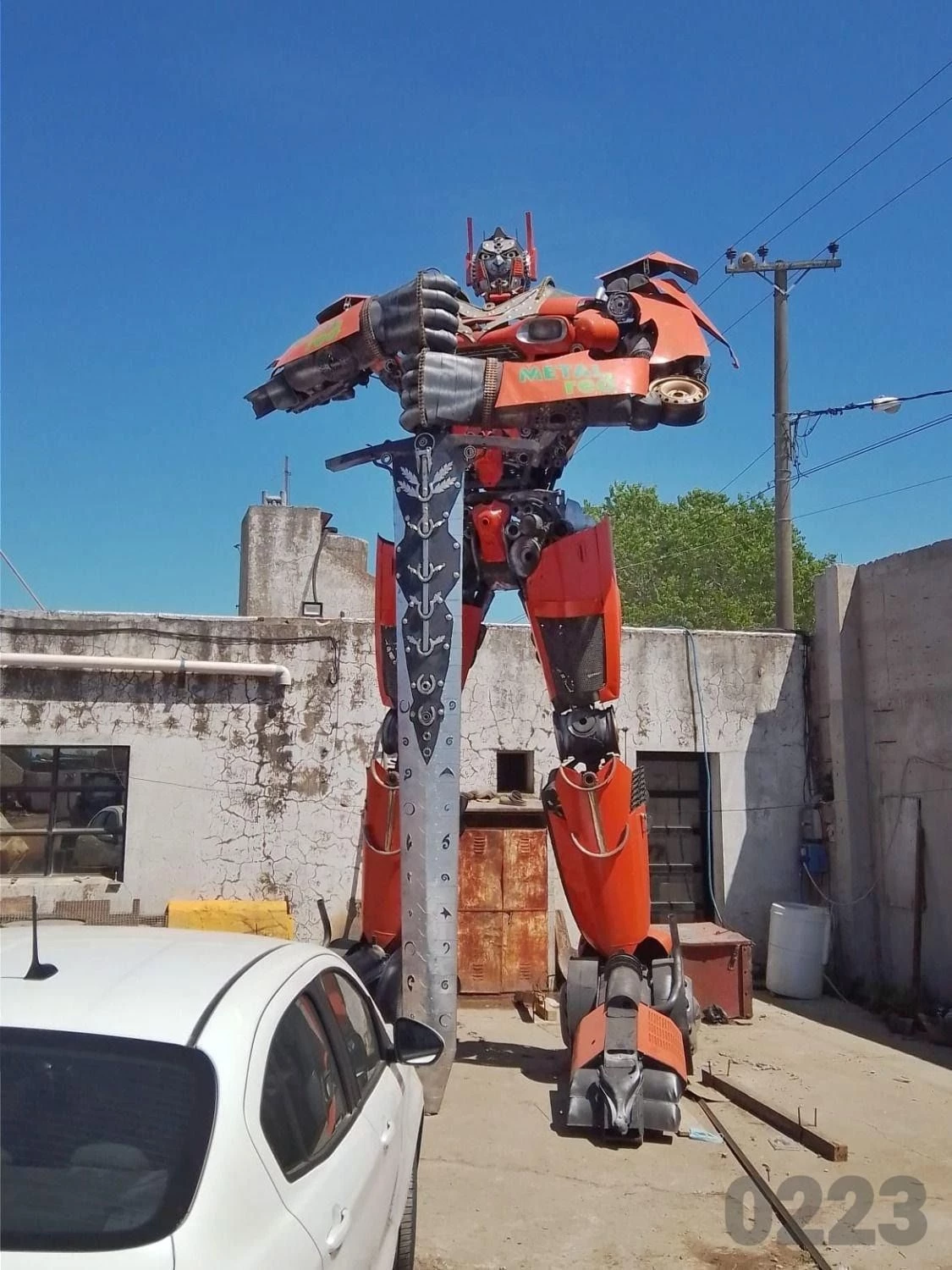 El robot mide 6,5 metros y pesa varios cientos de kilos. Foto:0223