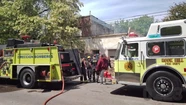 Tres dotaciones de bomberos trabajaron en Funes entre Moreno y Belgrano. Foto: 0223