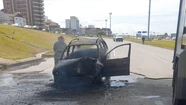 Chocaron dos autos debajo del puente de Mogotes: uno se prendió fuego  