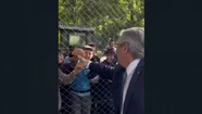 Fernández fue cálidamente saludado por estudiantes del Colegio Nacional Illia. Imagen: captura video.