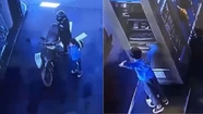 Video: un nene le robó la billetera a un playero que le cargaba nafta a la moto de su mamá
