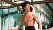  La imagen de la leyenda del cine de artes marciales trasciende generaciones.
